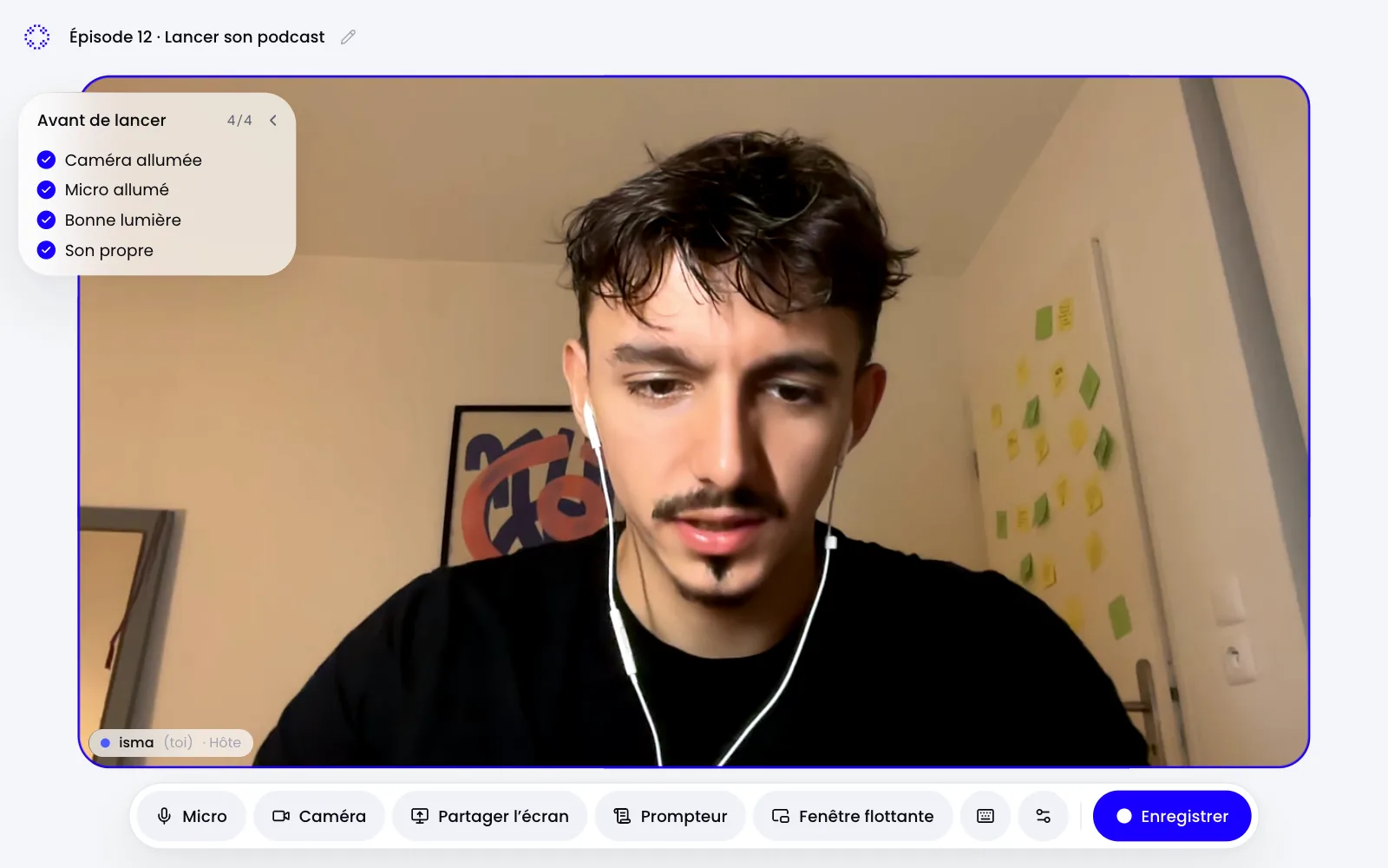 Le studio d’enregistrement ShortCast avec la caméra et la liste « Avant de lancer »